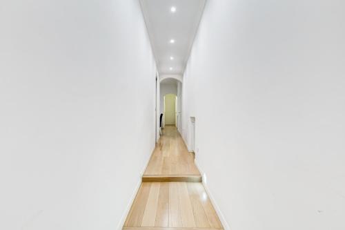 Trevi Fountain Modern Apartment, Рим (фото 8)