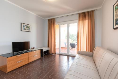One-Bedroom Apartment image 10