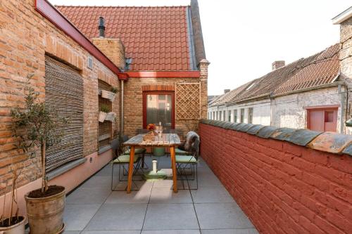 Midcentury design apartment with outdoor patio