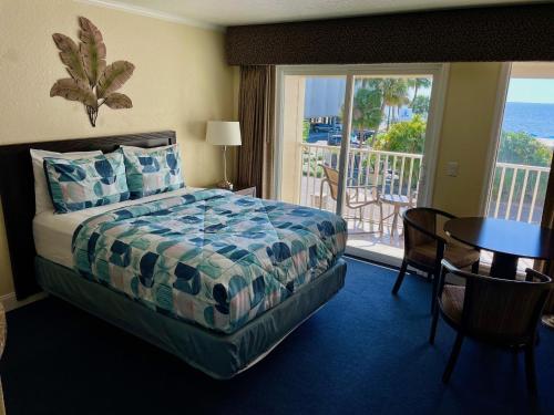 2 Bed Condo with Balcony Facing Pool and Sunsets! in Pelican Island