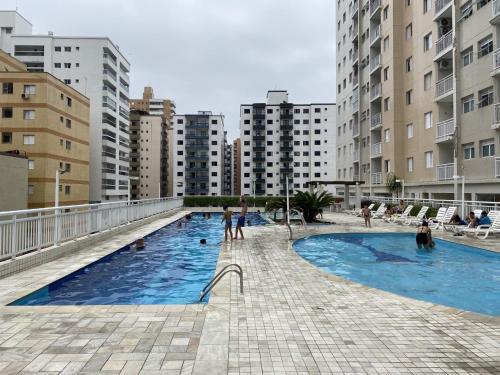 สระว่ายน้ำ, Apartamento decorado 50 metros da praia in วีลาอัสซุงเกา