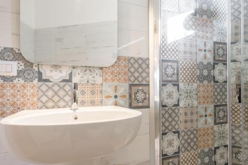 Bathroom, Refined Apartment in Trullo with parking in Pezzolla