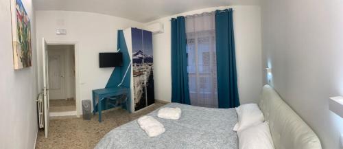 Double Room with Balcony image 4