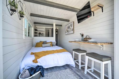 Modern Studio with Mtn Views and Lake On-Site!, Canyon Lake (photo 3)