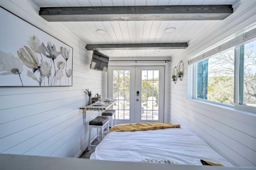 Modern Studio with Mtn Views and Lake On-Site!, Canyon Lake (photo 4)