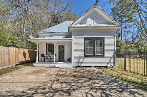 Cozy Livingston House with Fenced Yard and Patio! in Livingston (Texas)