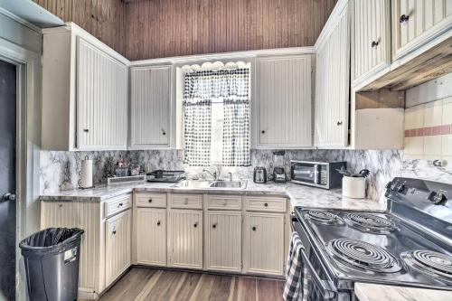 Cozy Livingston House with Fenced Yard and Patio! in Livingston (Texas)