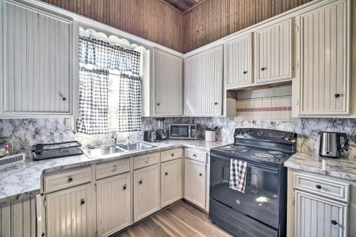 Cozy Livingston House with Fenced Yard and Patio! in Livingston (Texas)