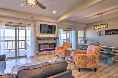 Lampe Retreat with Pool Access - Walk to Lake! Lampe Retreat with Pool Access - Walk to Lake!