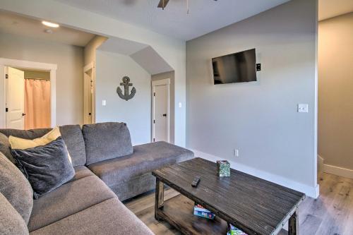 Lampe Retreat with Pool Access - Walk to Lake! Lampe Retreat with Pool Access - Walk to Lake!