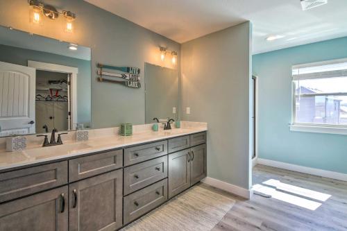 Lampe Retreat with Pool Access - Walk to Lake! Lampe Retreat with Pool Access - Walk to Lake!