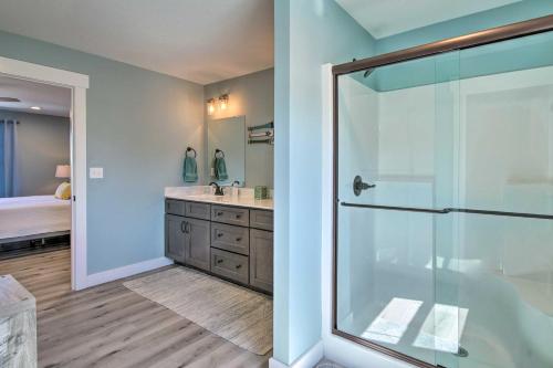 Lampe Retreat with Pool Access - Walk to Lake! Lampe Retreat with Pool Access - Walk to Lake!