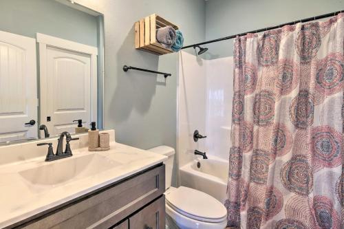 Lampe Retreat with Pool Access - Walk to Lake! Lampe Retreat with Pool Access - Walk to Lake!