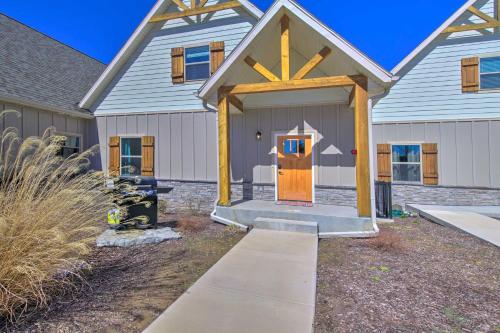 Lampe Retreat with Pool Access - Walk to Lake! Lampe Retreat with Pool Access - Walk to Lake!