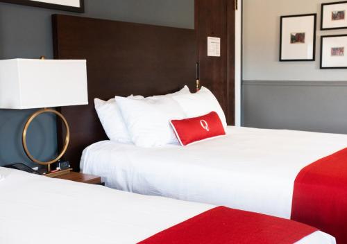 2 queen beds