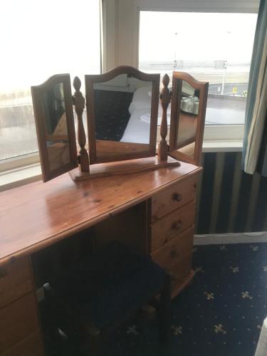 Family Room with Sea View image 2