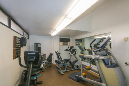 One Bedroom Discovery Bay Condos with Kitchen, Free Wifi & Amazing Views thumb 4