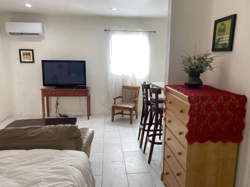 Comfy Large Room in LA - image 6