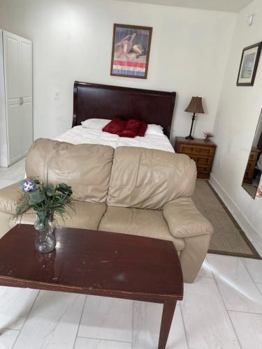 Comfy Large Room in LA - image 5