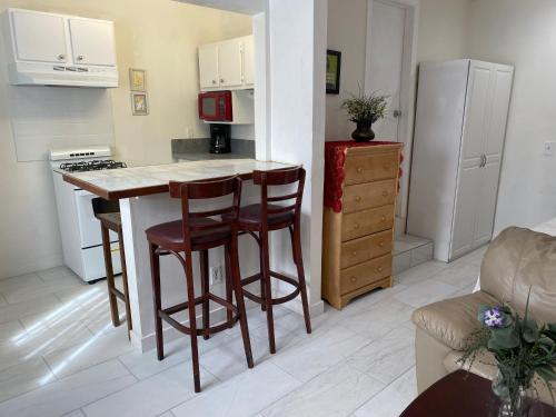 Comfy Large Room in LA - image 8
