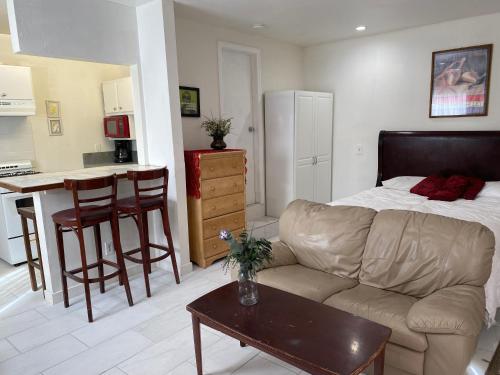 Comfy Large Room in LA - image 6