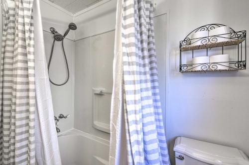 Nags Head Cottage with Deck - 1 Block to Beach! - image 2
