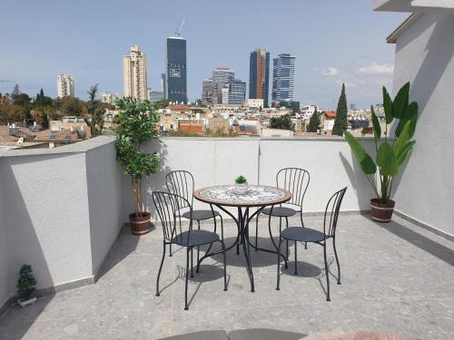 LUXURY PENTHOUSE GREAT LOCATION WITH PARKING Tlv