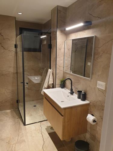 LUXURY PENTHOUSE GREAT LOCATION WITH PARKING Tlv