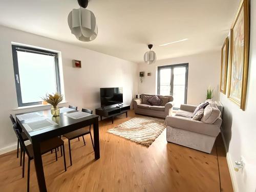 B&B Swansea - Lovely 2-Bedrooms Apartment Step to The Beach - Bed and Breakfast Swansea