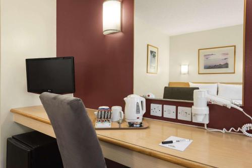 Days Inn Hotel Warwick South - Southbound M40 - main image