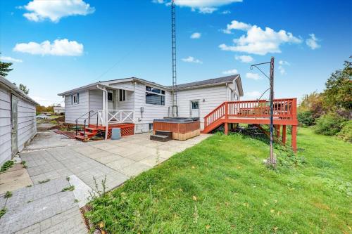 . 5 Br Waterfront Home In Kirkfield