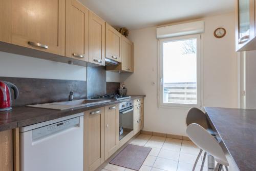 кухня, LE DUPLEX CHESSY - Jardin - Netflix - 2 Parkings - Mon Séjour à Disneyland (LE DUPLEX CHESSY - 15min From Disneyland - 2 Private Parkings - Garden - KingSize & QueenSize Bed - ) in Шессі