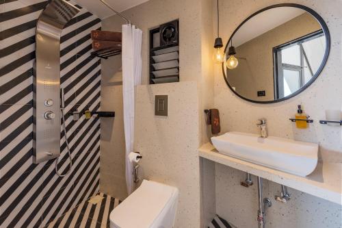 Bathroom, SaffronStays Hillside Harriers, Lonavala - A Frame chalets with bathtub for couples in Lonavala