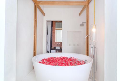 淋浴間, 大城薩拉酒店 (sala ayutthaya) in 大城府河邊