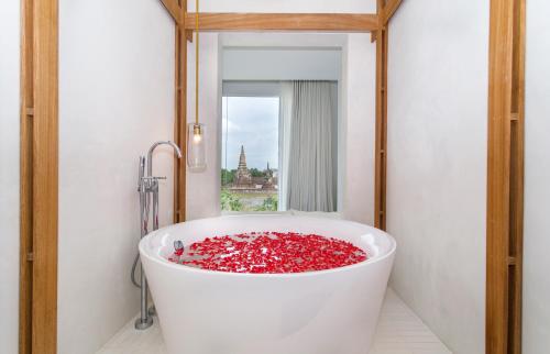 Zuhanyzó, sala ayutthaya in Ayutthaya folyópart