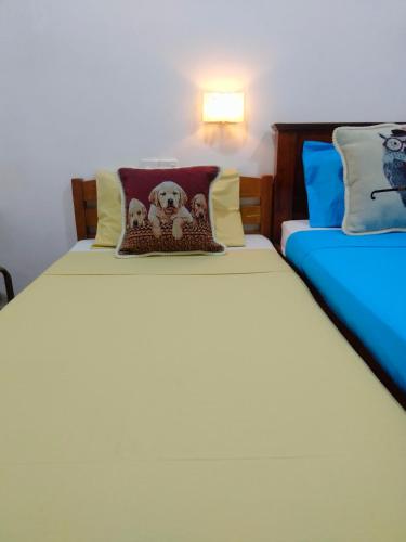 1 queen bed, 1 double bed