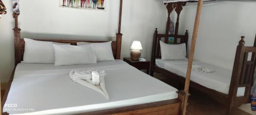 1 queen bed, 1 twin bed
