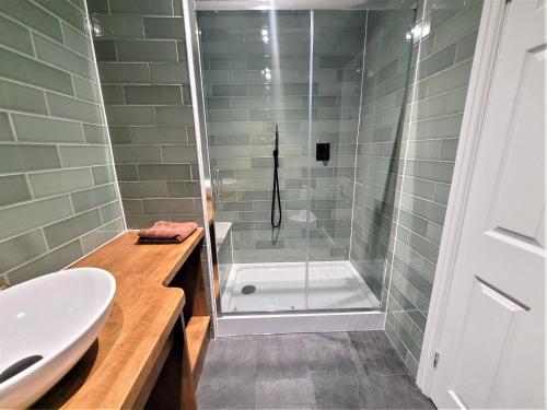 New County Hotel & Serviced Apartments by RoomsBooked Room Type - Triple Room
