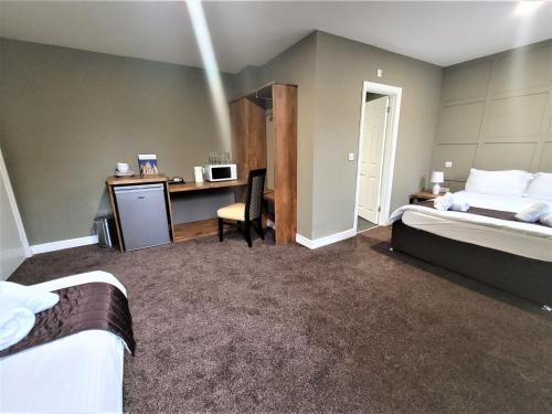 New County Hotel & Serviced Apartments by RoomsBooked Room Type - Family Room
