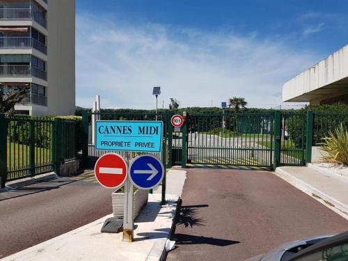 Studio Cannes - Front de mer - Tap to explore photos