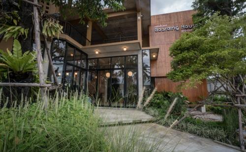 Entrance, โรงแรม บอร์ดดิ้งเฮ้าส์ in Sam Phran