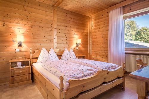 2 bedrooms, 3 beds