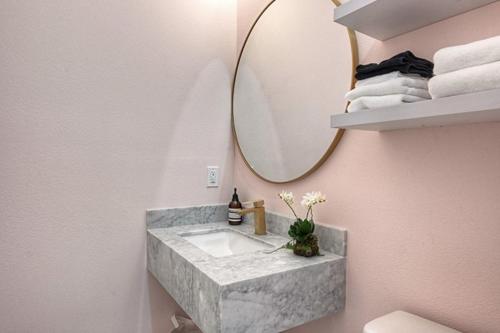 Room 2 Oleander Hotel Walk to Cruise Terminal, Restaurants & The Strand – Galveston, TX