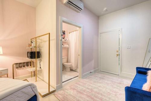 Room 2 Oleander Hotel Walk to Cruise Terminal, Restaurants & The Strand – Galveston, TX
