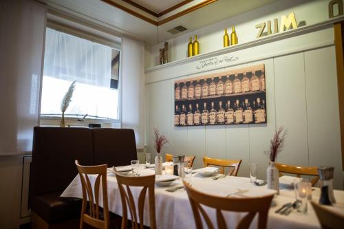 餐廳, Hotel & Restaurant Zum Ochsen -Ox Distillery in 赫斯巴赫
