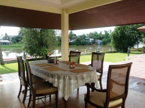 Thararin Villa near Bueng Chawak Aquarium