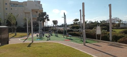 Playground, Beach Suite Israel- Private Jacuzzi Garden Suite & Gym, 3 Min Walk To Beach ביץ סוייט ישראל- ג'קוזי  in Ashkelon