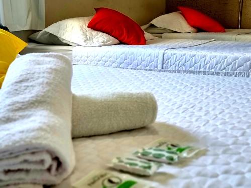 1 queen bed, 4 twin beds