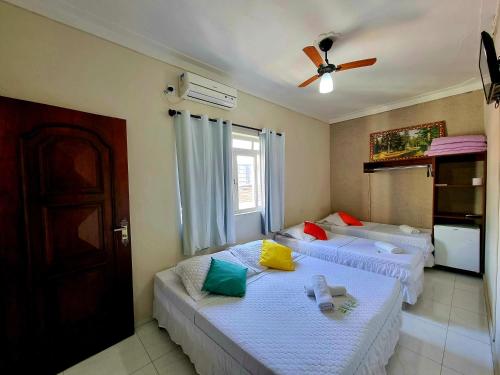 1 queen bed, 2 twin beds