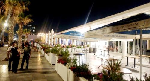Restaurant, Hotel Apartment Short Term Tel Aviv Bat Yam 5 in Bat Yam
